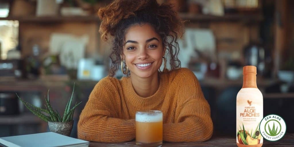 femme qui bois un verre d'aloe vera peches a coté de la bouteille