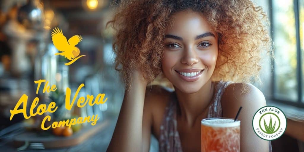 femme souriante de face sportive qui bois un cocktail a base d'aloe vera