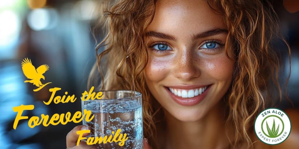 jeune femme qui boit un verre d'eau