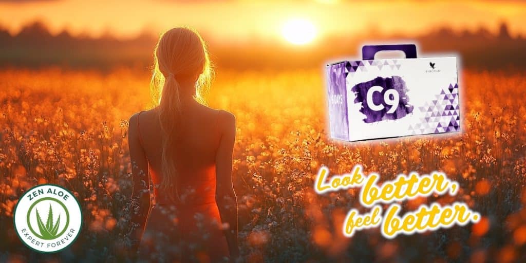 jeune femme qui regarde le levé du soleil dans un champs de fleur