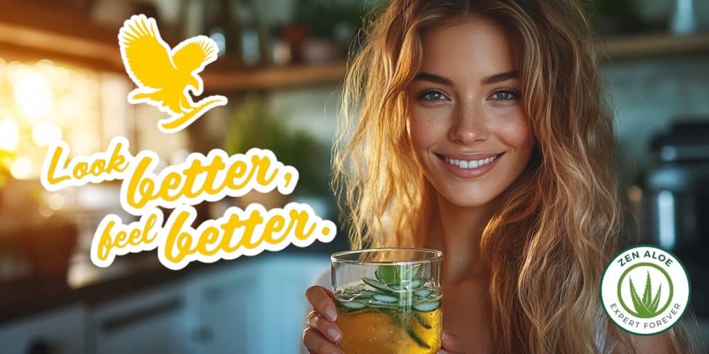 jeune femme souriante avec un verre d'aloe a la main