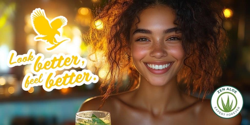 jeune femme souriante avec un verre d'aloe vera