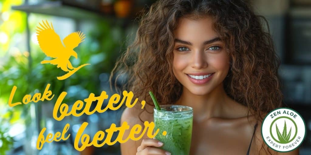 jeune femme souriante qui boit un cocktail aloe vera