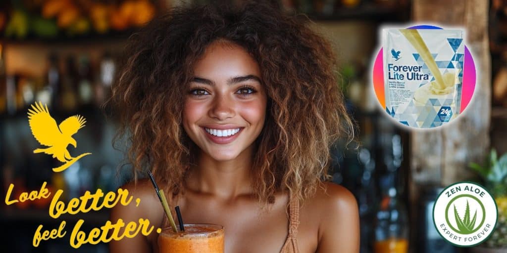 jeune femme souriante qui boit un smoothie orange