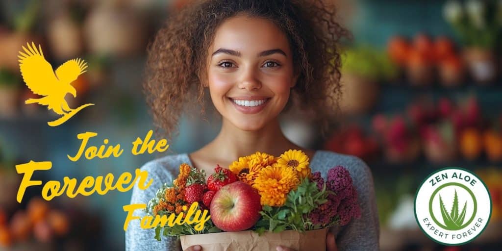 jeune femme souriante qui porte un panier de fruit